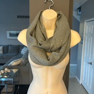 TAHARI - Gray and silver eternity scarf.